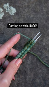 Laura Nelkin (aka Lola!) on Instagram: "Hoodola and Cowltopus start from the top with Judy's Magic Cast On, but you'll be working flat instead of in the round! I love unexpected construction details like this! There's a full tutorial with a detailed explanation on my YT channel! Thanks oodles for all your Cowltopus and Hoodola ❤️ it is the best confidence boost to end this year with your excitement and support! #nelkindesigns #knit #knitting #knitstagram #knittip #hoodola #cowltopusmkal #hoodedc