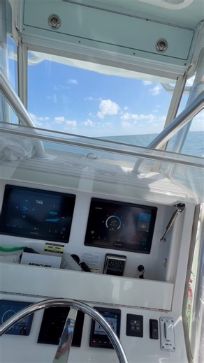 Out with the rock n' roll and in with the tranquility of stability! This Sea Vee Boats 290B will never boat without its optional Seakeeper 1 ever again after this sea trial. | Seakeeper