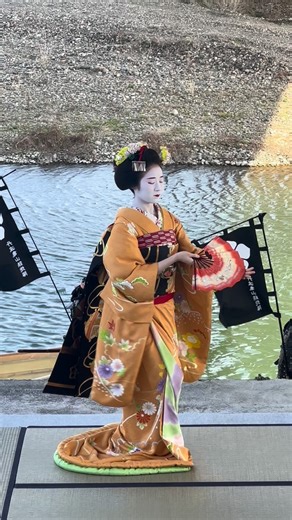 @kuumill on Instagram: "Both maiko and geisha also adorn their hairstyles with a variety of hairpins and ornaments that hang from the hair, called “kanzashi.” The kanzashi worn by maiko are usually very elaborate, large, and often decorated with gold or jewels. Kanzashi worn by geisha are also decorative but usually much smaller and more refined and understated. #そうだ京都行こう"