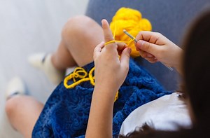 Leicht häkeln mit Kindern: So bringen Sie Ihrem Kind Luftmaschen bei