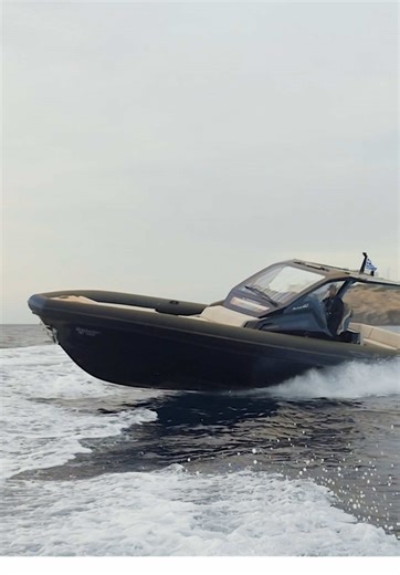 Discover the Alpha 40: A Luxury Speedboat Experience