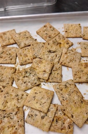 Baked spicy crackers with parmesan substitute