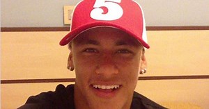 Zagueiro do Manchester United dá boné de presente a Neymar