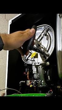 Heizungswartung einer Vaillant Gastherme