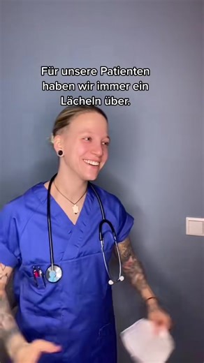 Auch wenn das Video im ersten Moment vielleicht lustig wirkt – für viele von uns ist es tatsächlich Realität. Wir verstecken unsere Emotionen. Manchmal unsere Wut. Manchmal unsere eigene Traurigkeit. Manchmal private Sorgen, die uns innerlich beschäftigen. Und trotzdem stehen wir da. Mit einem Lächeln im Gesicht. Mit Ruhe in der Stimme. Mit Professionalität in jeder Handlung. Während wir unsere Patientinnen und Patienten versorgen, schieben wir unsere eigenen Gefühle oft beiseite. Nicht, weil si
