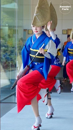 【阿波踊り2026】和傘を持ちながら踊る、最強フォルムの女踊り