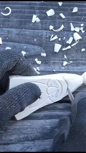 Here’s the newest Santa carving stencil! It’s as simple as can be but it sure is satisfying. I call him the Scandi Santa, because he looks kind of Scandinavian 😆. Happy carving 😊 #carving #carvingart #whittlingwood #woodworking #woodcarving | Angel Nunez