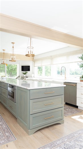 Why do some kitchen cabinets look high-end while others don’t? 🤔 SPOILER ALERT: You don’t need to splurge on luxury cabinetry to achieve that elevated look! It all comes down to the details and having a designer who truly understands your style, your lifestyle, and how to maximize your space. If you’ve got 9 or 10 foot ceilings, one of the simplest ways to create a high-end visual is to bring your cabinets all the way up, with stacked cabinetry and crown molding. Add in full overlay or inset ca