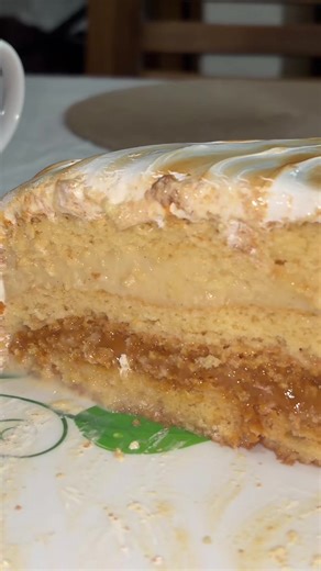 Tutorial torta 3 leches manjar crema pastelera 😋 Para un molde de 26 cm INGREDIENTES: Bizcocho: 10 huevos tamaño L 300 gr de azúcar 300 gr harina Vainilla (Este procedimiento lo hice dividido en el video) Tres leches: 2 leche evaporada 1 leche condensada 1 crema de leche Relleno: 500 gr manjar 500 gr de crema pastelera Merengue: 5 claras pesadas x doble de azúcar. Vainilla o jugo de limón #tutorial #receta #torta #chile #parati