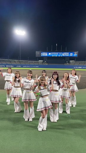 東京ヤクルトスワローズのチアガールがパッション溢れるダンスを披露中