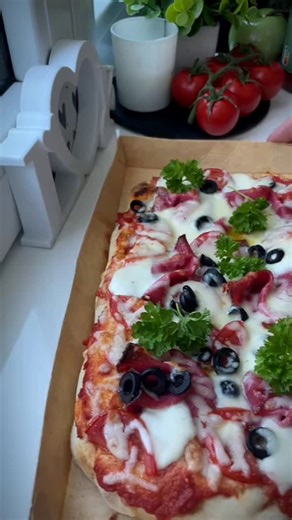 Pinsa in 10 Minutes Ingredients: • Pinsa bread • Tomato sauce + salt and spices • Any kind of meat or sausage (I used turkey salami) • Tomatoes • Olives • Mozzarella slices • 1 tbsp olive oil • Sprinkle with cheese Preparation: Bake in a preheated oven at 200°C for 7-8 minutes. #pinsa #pinsarecipe #pizza #quickrecipes #easyrecipes #recipeideas #quickrecipe #quickdish | Peter Cook | Facebook