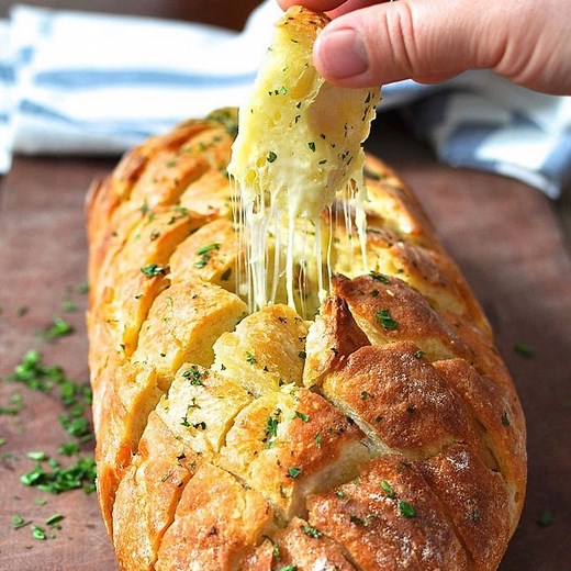 628K views · 809 reactions | Totally addictive and PERFECT for the weekend!!! https://www.recipetineats.com/cheese-garlic-crack-bread-pull-apart-bread/ | RecipeTin | Facebook