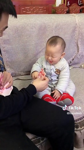 I’m happy whether it’s more money or less money.#cutebaby #baby #laugh #babyboy #papermoney #funny