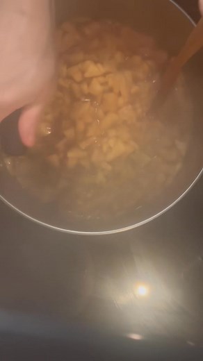 Let’s make applesauce! Making a batch of my made from scratch applesauce for a friend’s Thanksgiving feast! Recipe is in the comments below! 🍎🍏🌱🌿🏡✌🏻🩷 | Made From Scratch