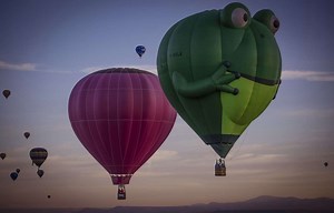 Hot-air balloon strikes with radio tower in Albuquerque during festival | What happened next? VIDEO