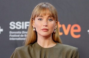 Bye les tons sages : Jennifer Lawrence mise sur le « power purple » pour booster ses looks d'hiver - Elle