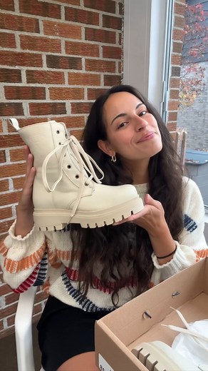 Notre botte 3 saisons la plus populaire : la Lily. Confortable, imperméable et prête à vous suivre tout l’automne, l’hiver et le printemps 🍂❄️🌷 Le plus dur? Choisir parmi nos 10 couleurs 👢✨ | Chaussures Saute-Mouton