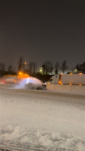 This was oddly satisfying… …until it wasn’t ❄️😅 POV: you’re watching a perfectly choreographed snowplow ballet…and then the finale lands on your car. 💨🛻 💩 Huge respect to the crews working nonstop to keep our roads safe. 🚛💙 #WinterStorm #SnowplowLife #LansdaleInterchange #PATurnpike 𝐷𝑖𝑠𝑐𝑙𝑎𝑖𝑚𝑒𝑟: 𝑡ℎ𝑖𝑠 𝑣𝑖𝑑𝑒𝑜 𝑖𝑠 𝑟𝑒𝑎𝑙 & 𝑛𝑜𝑡 𝑎 𝑟𝑒𝑐𝑜𝑚𝑚𝑒𝑛𝑑𝑎𝑡𝑖𝑜𝑛 𝑡𝑜 𝑑𝑟𝑖𝑣𝑒 𝑐𝑙𝑜𝑠𝑒 𝑜𝑟 𝑘𝑒𝑒𝑝 𝑦𝑜𝑢𝑟 𝑤𝑖𝑛𝑑𝑜𝑤𝑠 𝑜𝑝𝑒𝑛 𝑤ℎ𝑒𝑛 𝑎 𝑠𝑛𝑜𝑤𝑝𝑙𝑜𝑤 𝑝𝑎𝑠𝑠𝑒𝑠