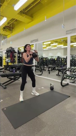 Alternating one-arm kettlebell swings 💪Cardio + strength combo #kettlebellflow#bodyweightexercises