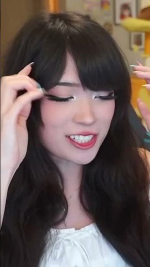 A girl told Emiru ‘Nice Emiru costume!’ 😭 #twitchclips #shorts #halloween #cosplay