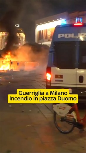 Fiamme in piazza Duomo durante gli scontri fra alcuni gruppi di violenti e le forze di polizia in corso a Milano. Acceso un rogo nel centro della piazza, probabilmente dando alle fiamme dei rifiuti. Le persone che ancora non erano riuscite a lasciare l’area stanno cercando di allontanarsi dalla piazza. Sul posto Giorgia De Benetti