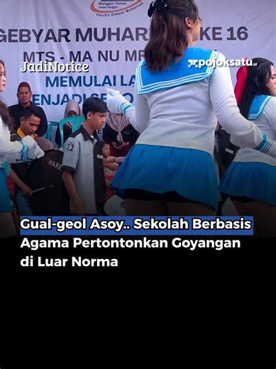 Gebyar Muharram ke-16 di Madrasah Tsanawiyah dan Madrasah Aliyah NU Mranggen, Kabupaten Demak, diisi oleh pertunjukan drum band atau marching band yang memperlihatkan