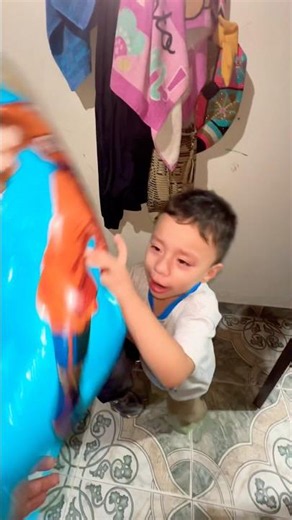 Emiliano is very sad because his balloon 💭🎈 popped 🥺😩 #viralshort