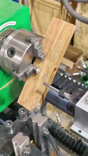 Following the previous video on external thread machining, this video show internal thread machining