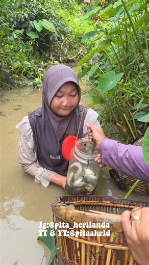 Pita on Instagram: "di spot terakhir rebutan tangkep ikannya😭🐡 #pitaahrld #minivlog #cariikan"