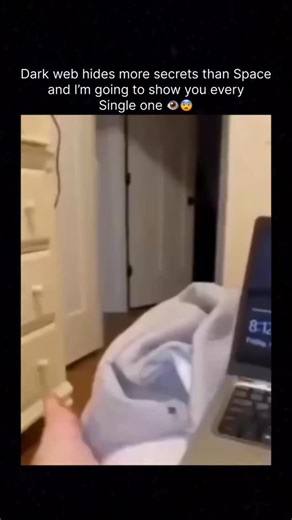 @darkweb.footage on Instagram: "Only @darkweb.footage 日本利用压电瓷砖将脚步转化为电能。这些瓷砖捕捉来自你脚步的动能。当你行走时，你的重量和动作会对瓷砖产生压力。瓷砖会轻微弯曲，从而产生机械应力。瓷砖内部的压电材料将这种应力转化为电能。每一步都会产生少量电荷，而数百万步结合在一起就能产生足够的电力来驱动LED 灯、数字显示屏和传感器。在像涩谷车站这样繁忙的地方，每天大约有240万个脚步为这一系统作出贡献。"