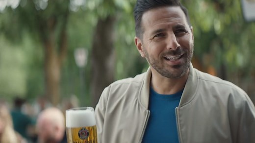 Auf ein Helles im Paulaner-Garten! 🎬🍺 💬 „A sauguade Tradition!" 😉 Das erfrischend süffige Original 👉 JETZT überall erhältlich. 🍻 #HelleFreude #MünchnerHell #gutbesserpaulaner | FC Bayern München