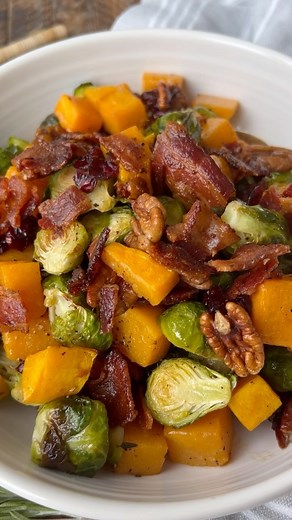 Sarah Thomas on Instagram: "Butternut Squash and Brussels Sprouts Recipe ⭐️⭐️⭐️⭐️⭐️ Like this post and comment “SQUASH” to have links to the recipe and tools used sent to your inbox. (Instagram only) #squash #brussels #salad #saladrecipe #bacon #mealprep #fallrecipes #freshfood #easyrecipes #quickmeals #healthyfood"