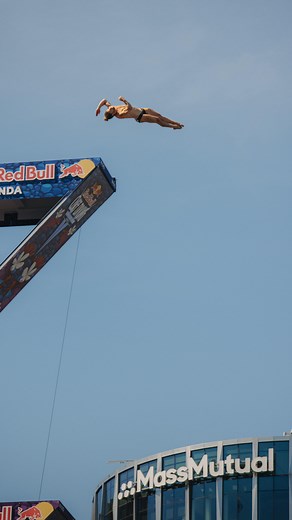 dan + chelle on Instagram: "Caught the @redbullcliffdiving World Series right here in Boston! So cool to watch these insane divers jumping from a 90ft platform right into the harbor surrounded by city buildings and yachts!️️ This event happens in some of the most exotic places in the world…and right here in our backyard #redbull #redbullcliffdiving #boston #bostonseaport"
