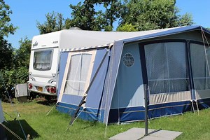 Genieten in eigen land? Dat kun je optimaal met deze caravan met luifel en voortent. Maak het plaatje compleet met een eigen seizoensplek op camping Lân en Mar te Heeg. Een mooie kleine camping aan het water, direct aan het Heegermeer is camping Heeg verrassend mooi, gemoedelijk en gastvrij. Wat specificaties op een rij: - Caravan Fendt Platin 510 - Bouwjaar 2006 - Bovag keuring 2020 - Twee losse bedden - Ronde zit - Vast voortent (Isabella) Ben jij op zoek naar deze goed onderhouden caravan met