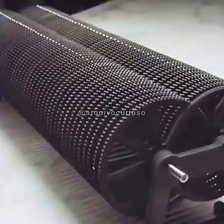 A máquina que supera o Universo.⚙️ Criada por Daniel de Bruin, a "The 100-Gear Exponential Machine” (ou simplesmente a máquina das 100 engrenagens) é composta por 100 engrenagens, cada uma com uma relação de redução de 10:1 em relação à anterior.🔄 Isso significa que, para cada 10 voltas de uma engrenagem, a próxima gira apenas 1.Quando essa redução é repetida 100 vezes, o resultado é extremo:⚙️ Para que a última engrenagem complete uma única volta, a primeira precisaria girar 10¹⁰⁰ vezes — um n