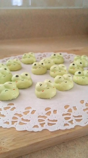 Keroppi Inspired Frog Meringue Cookie Baking Tutorial