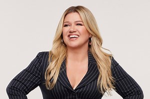 Kelly Clarkson Performs a timeless Frank Sinatra hit on ‘Kellyoke’