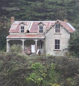 Knock Knock... Welly properties now taking 51 days to sell compared to the national average of 48. And we are down 6.8%. With realestate agents are saying less people are attending open homes. Nairn Street Cottage pictured, which is the oldest residential property in central Wellington, built in 1857 and now a museum reflecting early colonial life. #knockknock #WellingtonLiveProperty #forsale | Wellington - LIVE
