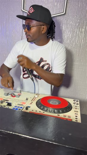 The hot granba master on the 1s And 2s | CLUB NEON MERU