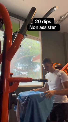 20 dips as 17 ans 73 kilos c’est pas mon max #basicfit #gym #musculation