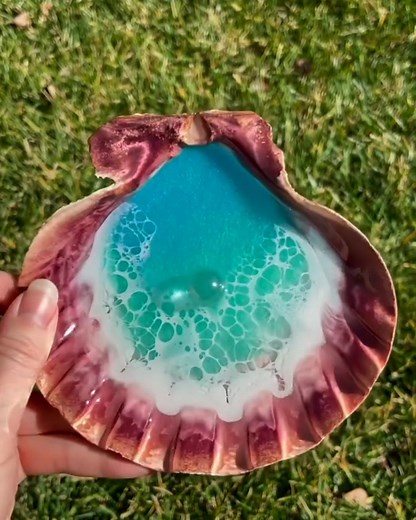 9.7K views · 47 reactions | Watching resin flow art is so therapeutic Thanks to: https://www.instagram.com/kellyybellyy62/ | Just Satisfying Things | Facebook