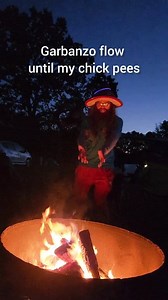 1st time someone openly admitted to peeing themselves from one of my punchlines ... seems like a legit accomplishment 😅 She thoroughly explained it after the rap ... then went to change her pants. I was flattered and sorry at the same time One of the topics was garbanzo beans so i had to Rockin the Mush Love tee from FungiCulture Co. ... peep them for all the best mushroom swag The Kentucky Mushroom Festival 2023 was a vibe.5 #kentuckymushroomfestival #fungi #freestylerap #mushrooman #garbanzos