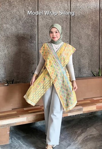 Svarna vest batik ini wajib kamu punya sih gampang juga mix and match nya!✨ @Tuzka Batik #batikindonesia #batikmodern #vestbatik #outfitideas #batikwanita