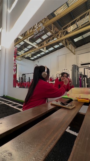 Proceso de Pintura en Espejos de Gym por Denisse Reyes