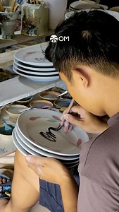 Tôn vinh giá trị truyền thống trong hành trình ẩm thực chạm đến mọi cung bậc giác quan của thực khách, OM lựa chọn sử dụng chén bát bằng gốm, được sơn vẽ tay bởi các nghệ nhân như một cách để tôn vinh và lan tỏa giá trị thủ công của dân tộc, cũng như truyền tải những hương vị đậm đà, đặc trưng theo từng vùng miền đến cho bữa ăn. #OMNuong # | OM Nướng