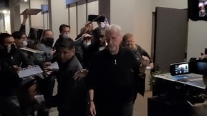 James Cameron Flips Off Autograph-Seekers After 'Avatar' Screening