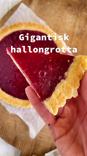 Bakning av gigantisk hallongrotta – enkelt recept!