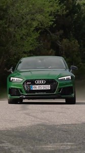 Un moteur V6 2.9 TFSI biturbo développant 450 ch et un couple de 600 Nm. Avons-nous besoin de vous en dire davantage ? Même l'Audi RS 5 Coupé en reste sans voix... la preuve, ne cherchez pas le son de cette vidéo, il n'y en a pas. | Audi France
