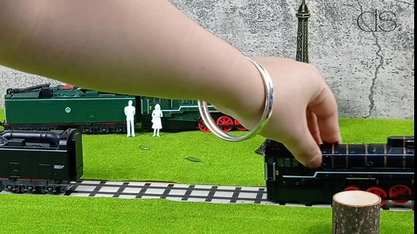 DS. DISTINCTIVE STYLE 1:87 Alloy Steam Locomotive Traction Engine Trains Toy Model with Music Light (Black)