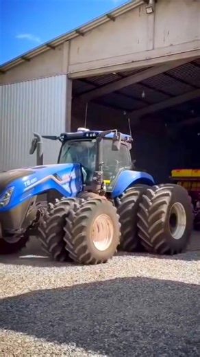 Big New Holland Tractor 🚜 #newholland #usatractor #americanfarming